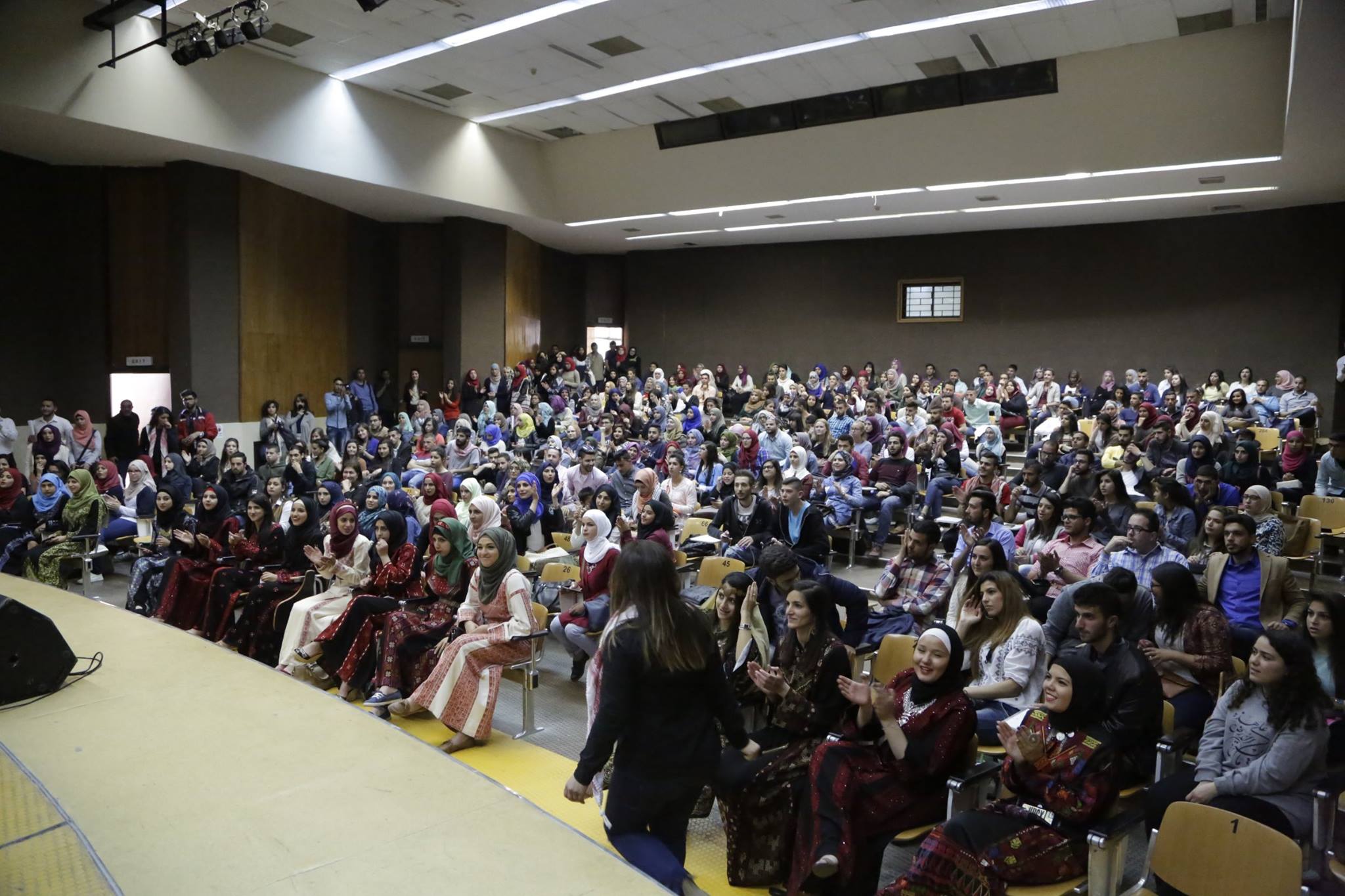 المئات يشاركون في مهرجان  الارض الواحدة في جامعة بير زيت‎